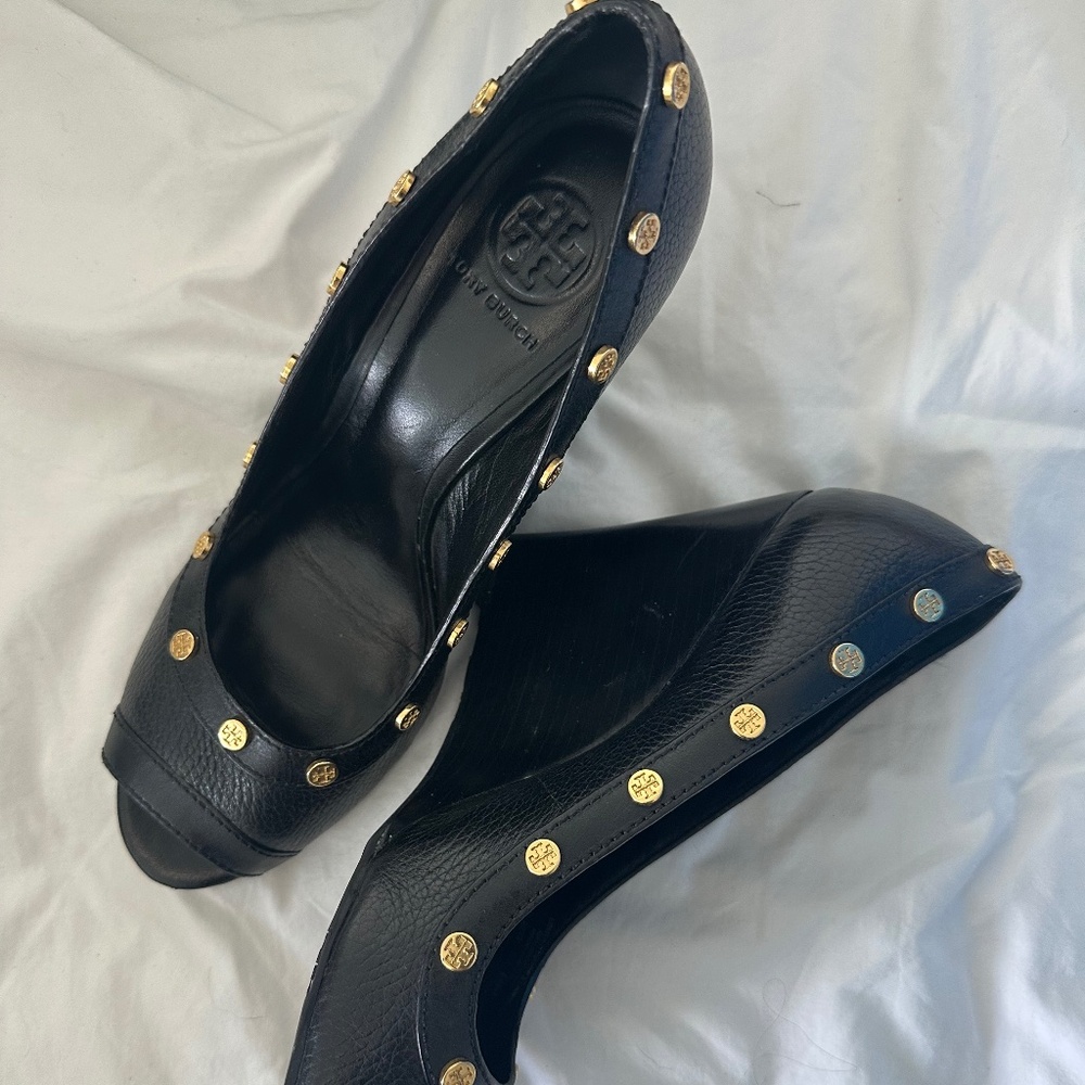 TORY BURCH NELSON STUDDED WEDGE Black SZ 11